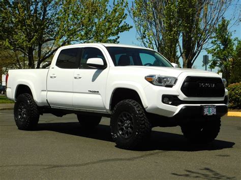 2017 Toyota Tacoma SR5 V6 Double Cab 4X4 / 1-Owner / LIFTED LIFTED