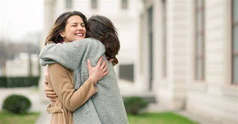 8 Reasons Why You Need at Least 8 Hugs a Day [LIST] - Goodnet