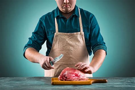 Butcher cutting pork meat on kitchen | Free Photo