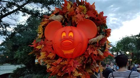 When are the fall decorations, merchandise and foods coming to Disney ...