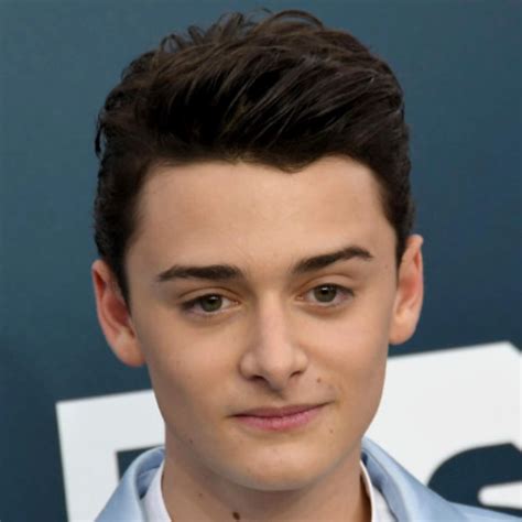 Noah Schnapp - Bio, Net Worth, Dating, Girlfriend, Relationship, Parents, Age, Birthday, Twin ...