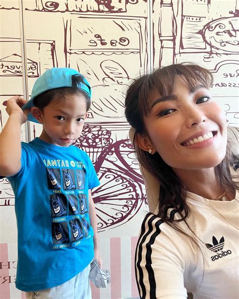 7 Parenting Ayu Dewi yang Hits Sebagai 'BUAGA', Ibu Anak Tiga! - Sang Buah Hati