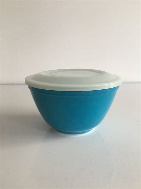 Vintage Pyrex Primary Blue Mixing Bowl #401 1 1/2 Pt. with Plastic Pyrex Lid | Pyrex vintage ...