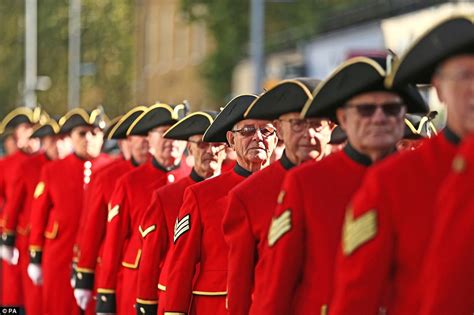 Chelsea Pensioners lead centenary parade | Daily Mail Online