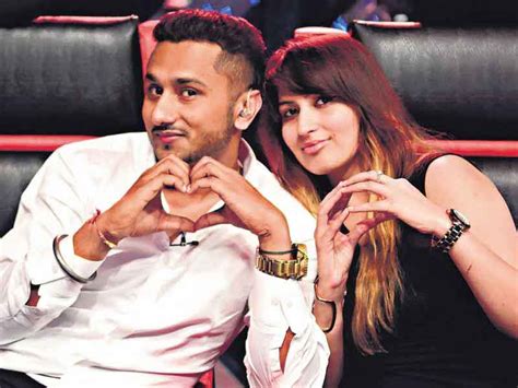 Yo Yo Honey Singh Biography – Age, DOB, Height, Weight, Family, Career, Profession etc