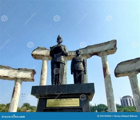 Statue of Soekarno-Hatta editorial photography. Image of ancient - 295704942