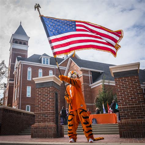 Clemson Tiger waves Old Glory | The Clemson Tiger waves the … | Flickr