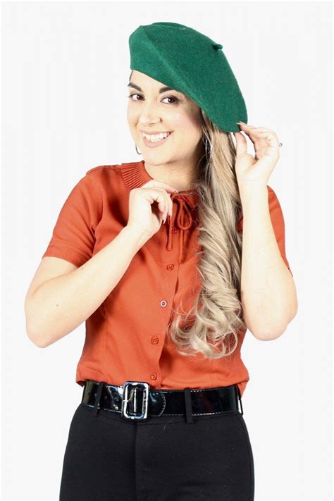 Beret in Dark Green in 2021 | Outfits with hats, Women's casual looks ...