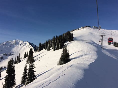 Crystal Mountain ski area to open Saturday | king5.com