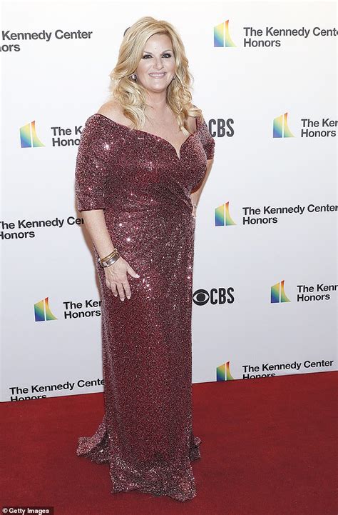 Trisha Yearwood shines in glittery gown while Garth Brooks dons Stetson ...