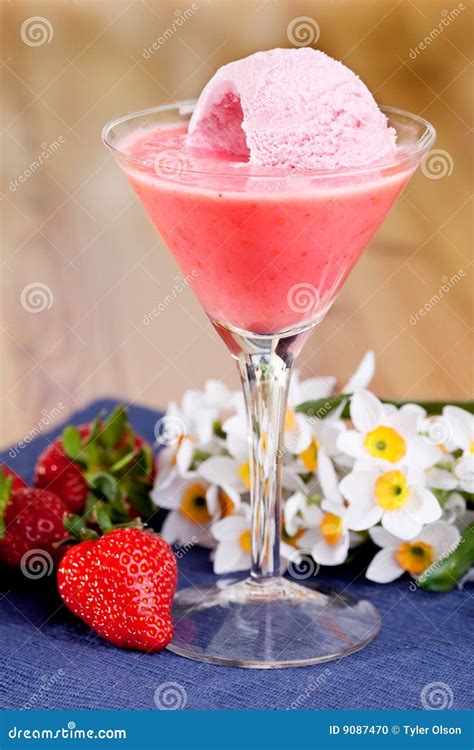 Strawberry Ice Cream Smoothie Stock Photo - Image of cocktail, dessert: 9087470