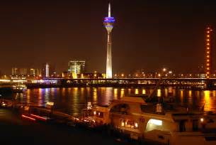 File:Duesseldorf riverside by night 01.jpg