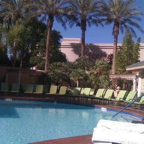 Four Seasons Hotel Las Vegas Pool - The Strip - 7 tips