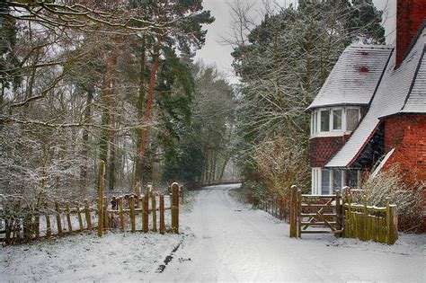 Cottage in the snow | Cottage, Winter scenery, English cottage