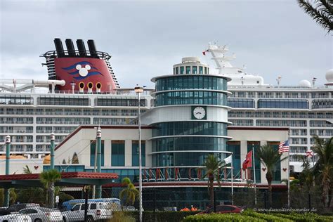 Disney Cruise Terminal - Die Weltenbummler