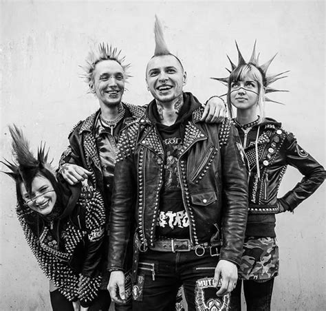 @punksdresspunk Estilo Punk Rock, Punk Boy, 70s Punk, Goth Music, Crust Punk, Punk Jackets ...