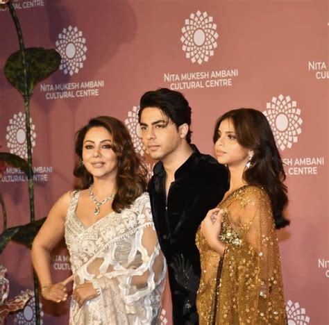 Shah Rukh Khan s family photo created a ruckus on the inter