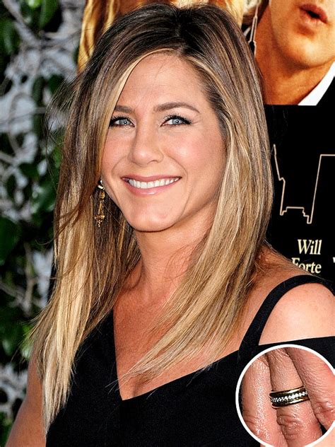 Jennifer Aniston Shows Off New Wedding Ring - and Is This Her Wedding ...