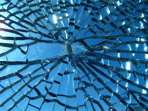 File:Broken glass.jpg - Wikimedia Commons
