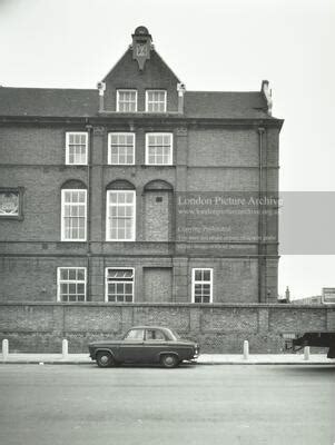 Ecclesbourne Primary School: exterior - London Picture Archive