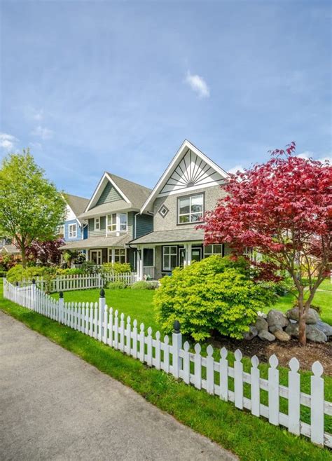 27 Beautiful White Fence Ideas to Add Curb Appeal to your Home