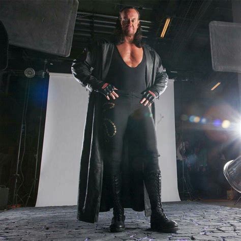 Behind the scenes photo of Undertaker smiling at a photo shoot : r ...