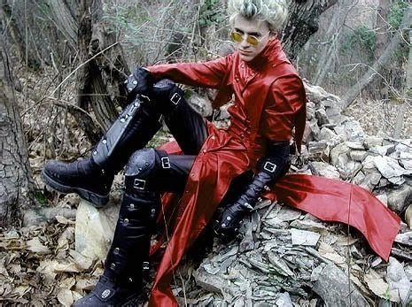 Awesome Trigun cosplay. Seriously, if you do a good Vash cosplay at a con I'm at, I will stalk ...