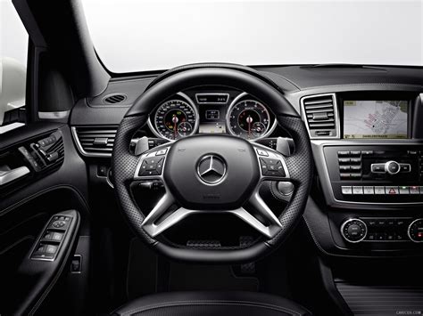 Mercedes-Benz (2012) ML 63 AMG - Interior | Caricos