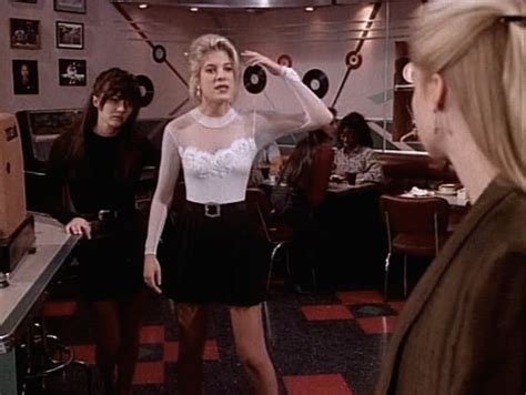 21 Style Lessons From 'Beverly Hills 90210' That Still Influence ...