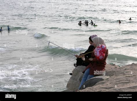 Gaza City, The Gaza Strip, Palestine. 27th Apr, 2017. Palestinians ...