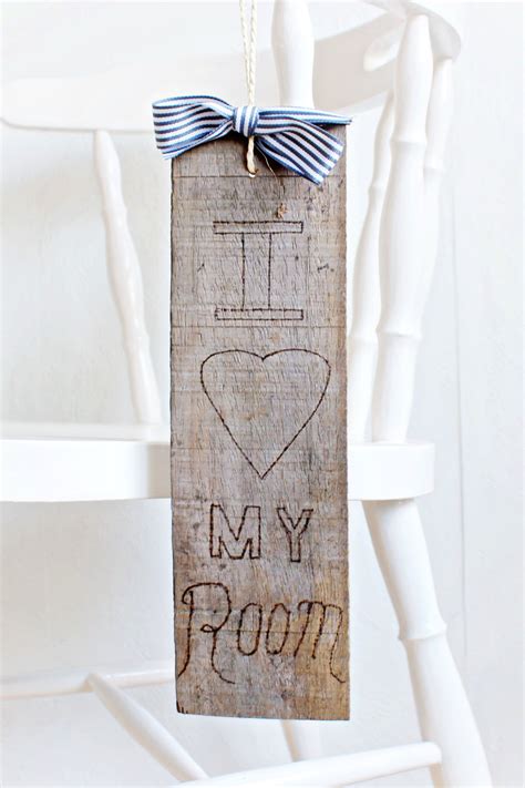 DIY | Wooden Door Hanger