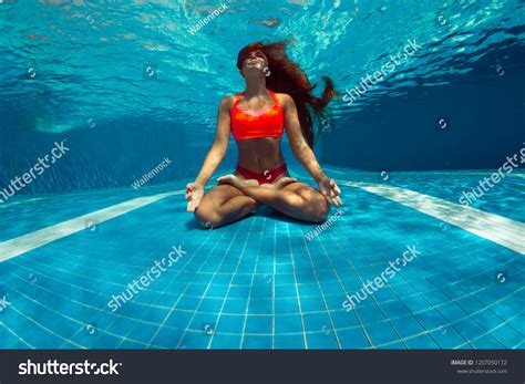 2,235 Underwater holding breath Images, Stock Photos & Vectors ...