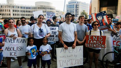 Hundreds of Jewish Activists Surround ICE Office to Protest Detention Centers