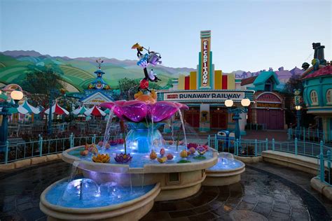 The Ultimate Guide to Disneyland Toontown for Families with Kids - Sand ...