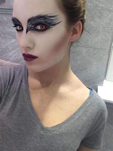 Black swan makeup | Black swan makeup, Halloween costumes makeup, Bird ...