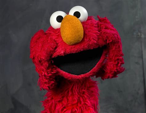 Elmo se vacuna contra el COVID-19 | AP News