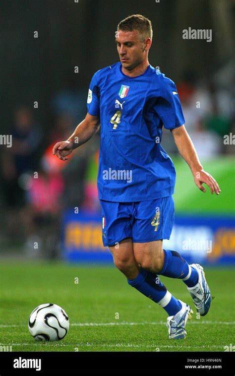 DANIELE DE ROSSI ITALY & AS ROMA WORLD CUP HANNOVER GERMANY 12 June 2006 Stock Photo - Alamy