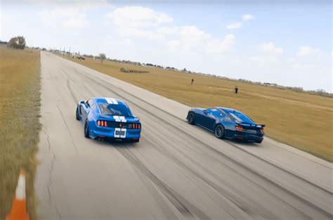 Hennessey enfrenta los Ford Mustang Dark Horse y GT350R. Batalla V8