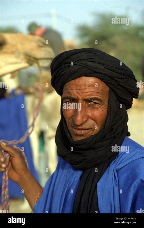 Tuareg man in traditional indigo dress, Timbuktu, Sahara desert, Mali ...