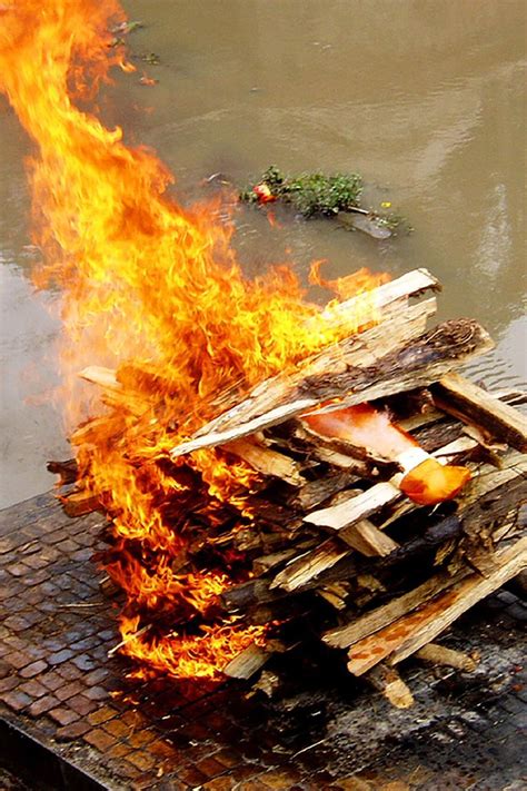 Hindu Funeral Pyre | Hindu, Funeral, Funeral pyre