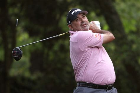 Golf-Argentine major winner Cabrera arrested in Rio | Reuters