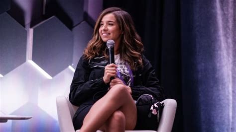 Pokimane Net Worth, Youtube Channel, Twitch, Awards, Streaming Setup ...