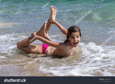 Young Girl Running Laughing On Beach Stok Fotoğrafı 465133172 | Shutterstock