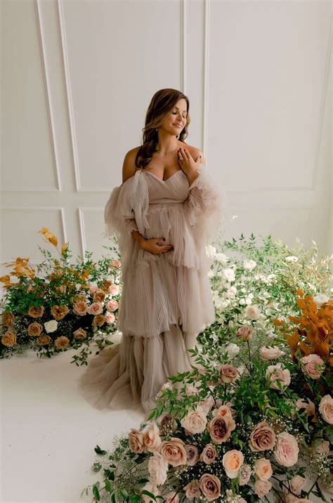 What To Wear: Maternity Photoshoot Outfit Ideas - Mumu and Macaroons