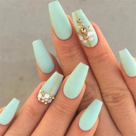 Beautiful mint green nails!