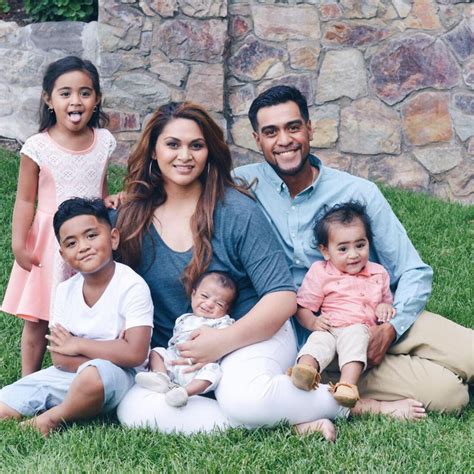 Tony Finau 2022: Wife, net worth, tattoos, smoking & body facts - Taddlr