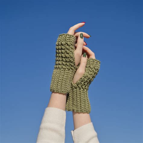 Quick & Easy Crochet Fingerless Gloves - FREE Pattern + Video Tutorial - Hayhay Crochet