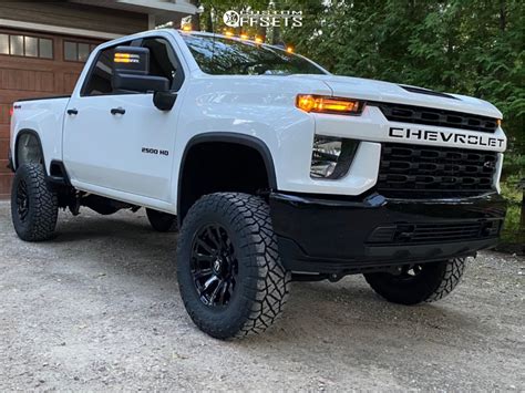 2020 Chevrolet Silverado 2500 HD Fuel Blitz Rough Country Suspension Lift 7" | Custom Offsets