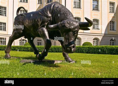 Bull and bear market statues hi-res stock photography and images - Alamy