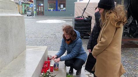 Třebíčané uctívají památku obětí střelby, některé školy zrušily dnešní program - Třebíčský deník